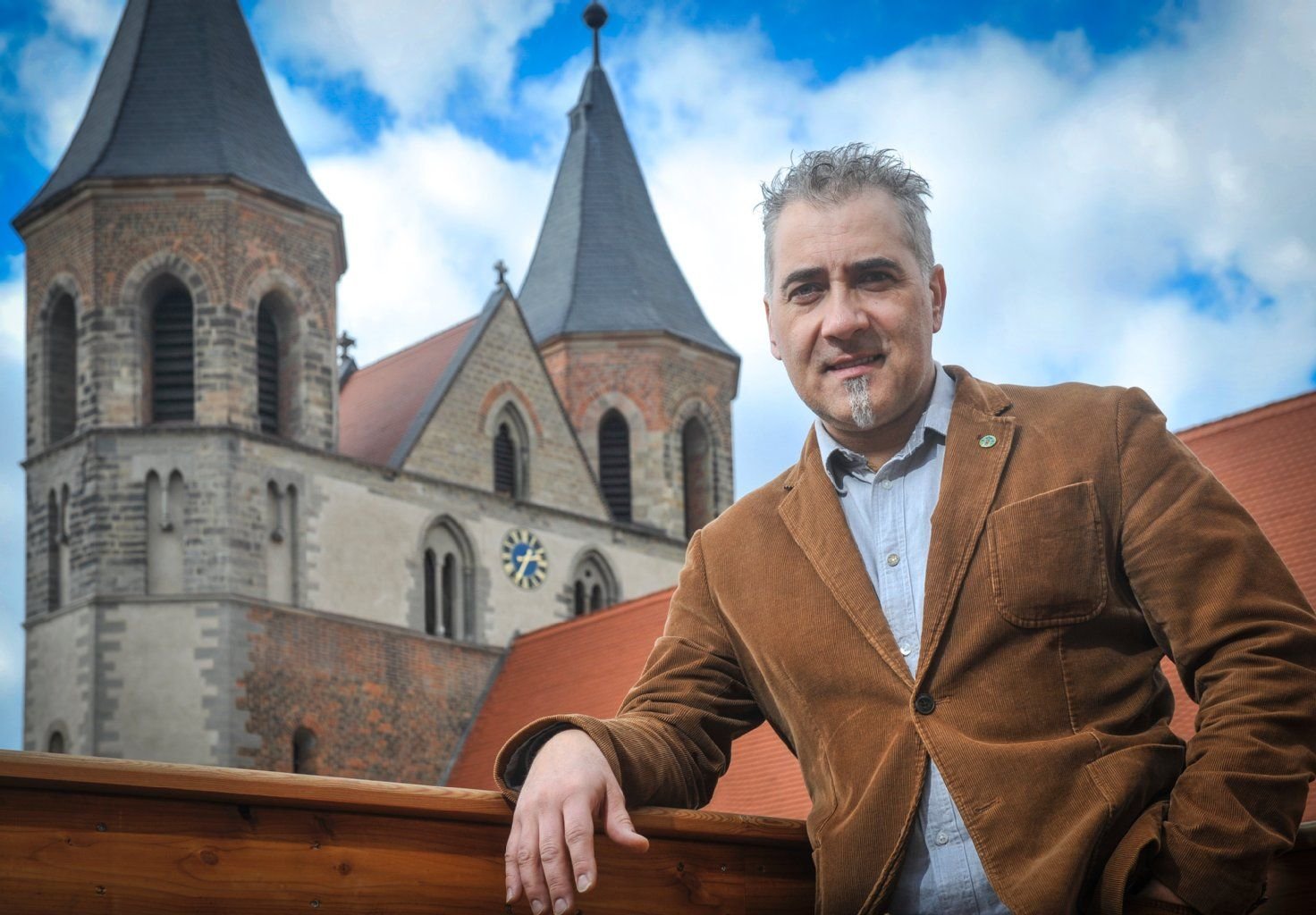 Bürgermeisterkandidat Matthias Schmidt (SPD) vor der Marienkirche