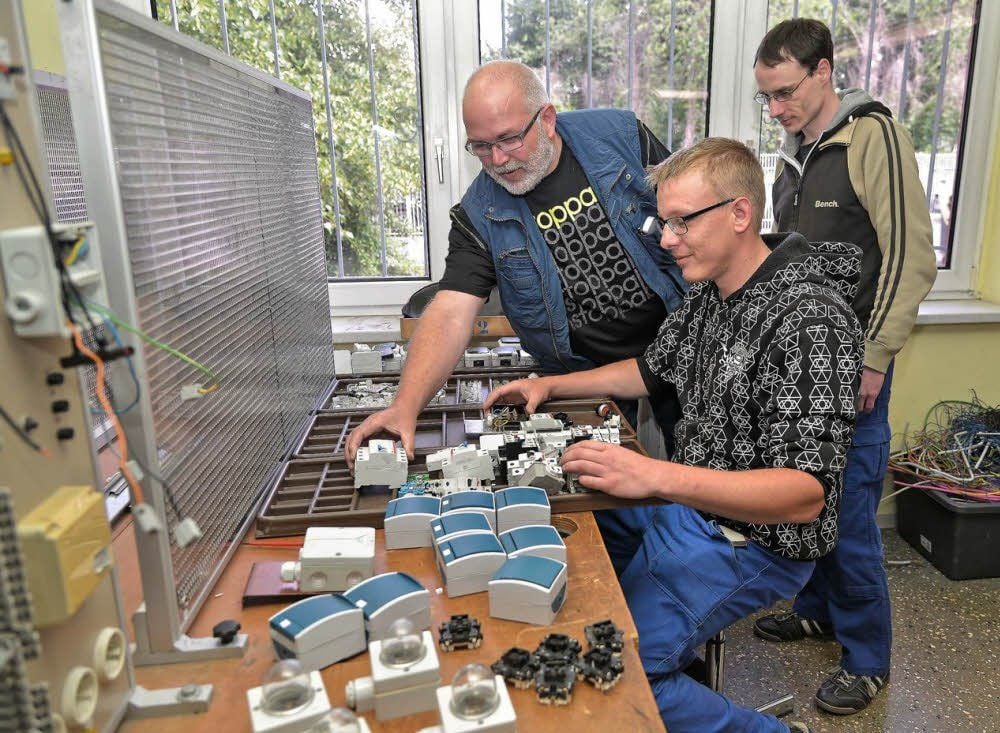 Maik Küpferling (m.)und Marcel Pendzialek (r.) gehören zu den 15 Teilnehmern, die im BAFZ ihre Umschulung begonnen haben und beim ABE in Roßlau abschließen. Betreut werden die künftigen Industrieelektriker von Detlef Möbus.