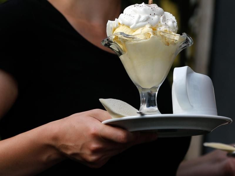 In der Gastronomie gibt es seit Jahren eine ausgeprägte Minijob-Kultur. Nach Angaben der Bundesagentur für Arbeit hatten zuletzt elf Prozent aller sozialversicherungspflichtig beschäftigten Frauen zusätzlich einen Minijob. Bei den Männern waren es demnach sieben Prozent.