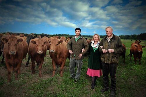 Christoph und Elisabeth von Katte betreiben mit ihren Angus-Rindern Bio-Landwirtschaft, die Sohn Philipp demnächst übernehmen wird. Die Hochwasser-Tage verlangen auch im Katte-Winkel höchstes Engagement. So hielt Christoph von Katte am vergangenen Wochenende mit vielen anderen Helfern Deichwache in Wulkau vor den Toren von Havelberg.