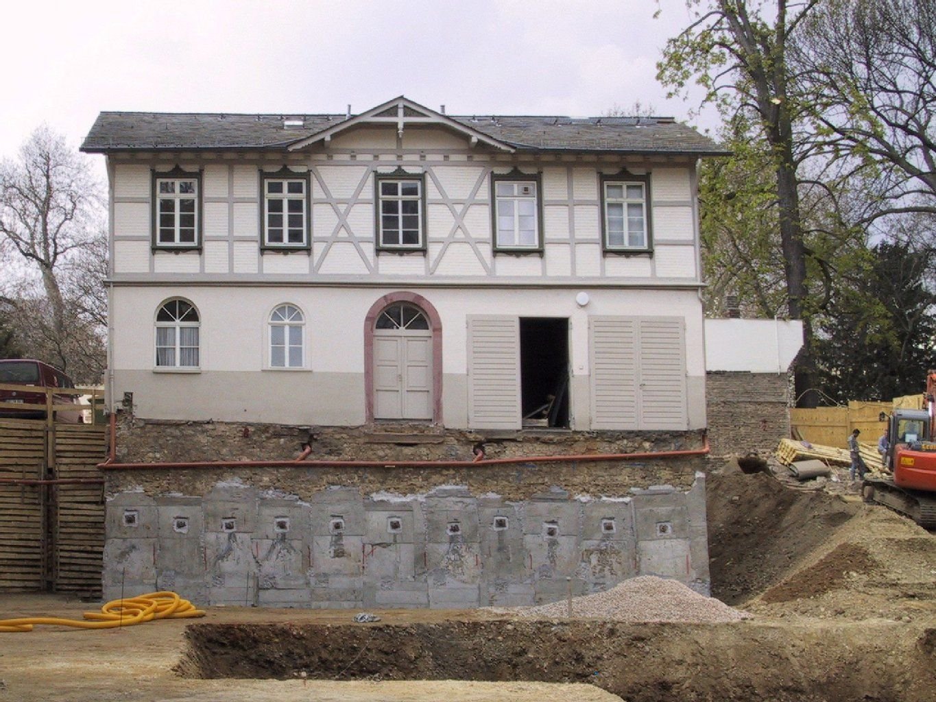 Wenn ein Neubau direkt neben einem Altbau entstehen soll, muss der Untergrund vorher genau untersucht werden. Das Baugrundgutachten liefert alle Infos, die der Planer braucht, um das Haus am Abrutschen zu hindern.