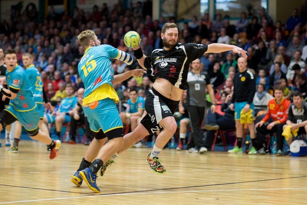 Der Dessau-Roßlauer HV (in Schwarz) und Anhalt Bernburg (blau) lieferten sich vor der Rekordkulisse von 1635 Fans in der Dessauer Anhalt-Arena ein umkämpftes Derby in der 3. Handball Liga Ost.