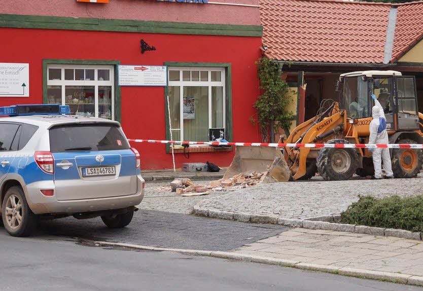 Spezialisten vom Landeskriminalamt sichern Spuren in Harzgerode.