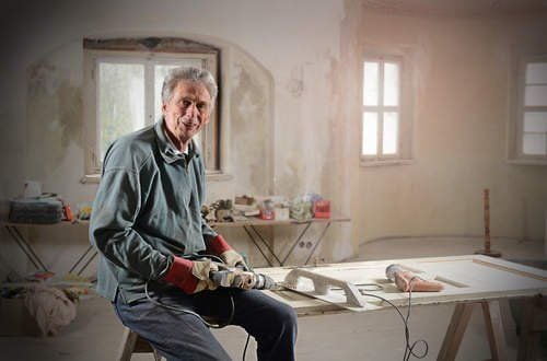 Als Ruine ohne Dach, Fenster, Türen und Zwischendecken hat Franz Pacher von Theinburg Schloss Frankleben 2007 gekauft. Mit hohem Aufwand ist der Bau, eines der bedeutendsten Renaissanceschlösser in Sachsen-Anhalt, in neuer Schönheit erstanden. Bei der Wiederherstellung der Innenräume ist weiterhin noch viel zu tun.