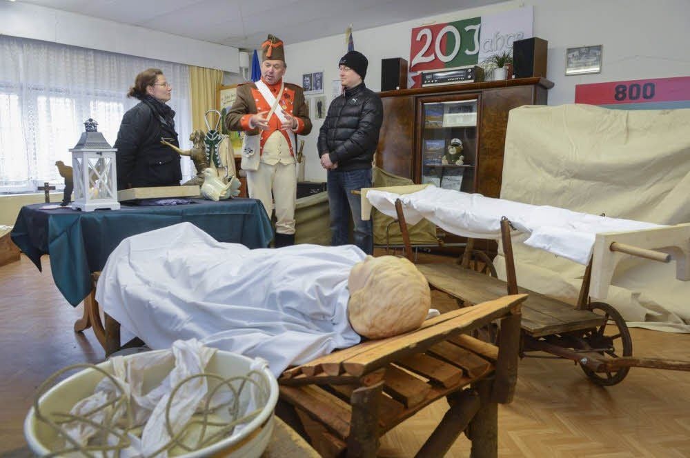 Raymond Schulz (M.) spricht in der Ausstellung mit Kerstin Klisch (l.) aus Köthen, die den Volkstrauertag in Radegast musikalisch umrahmte.