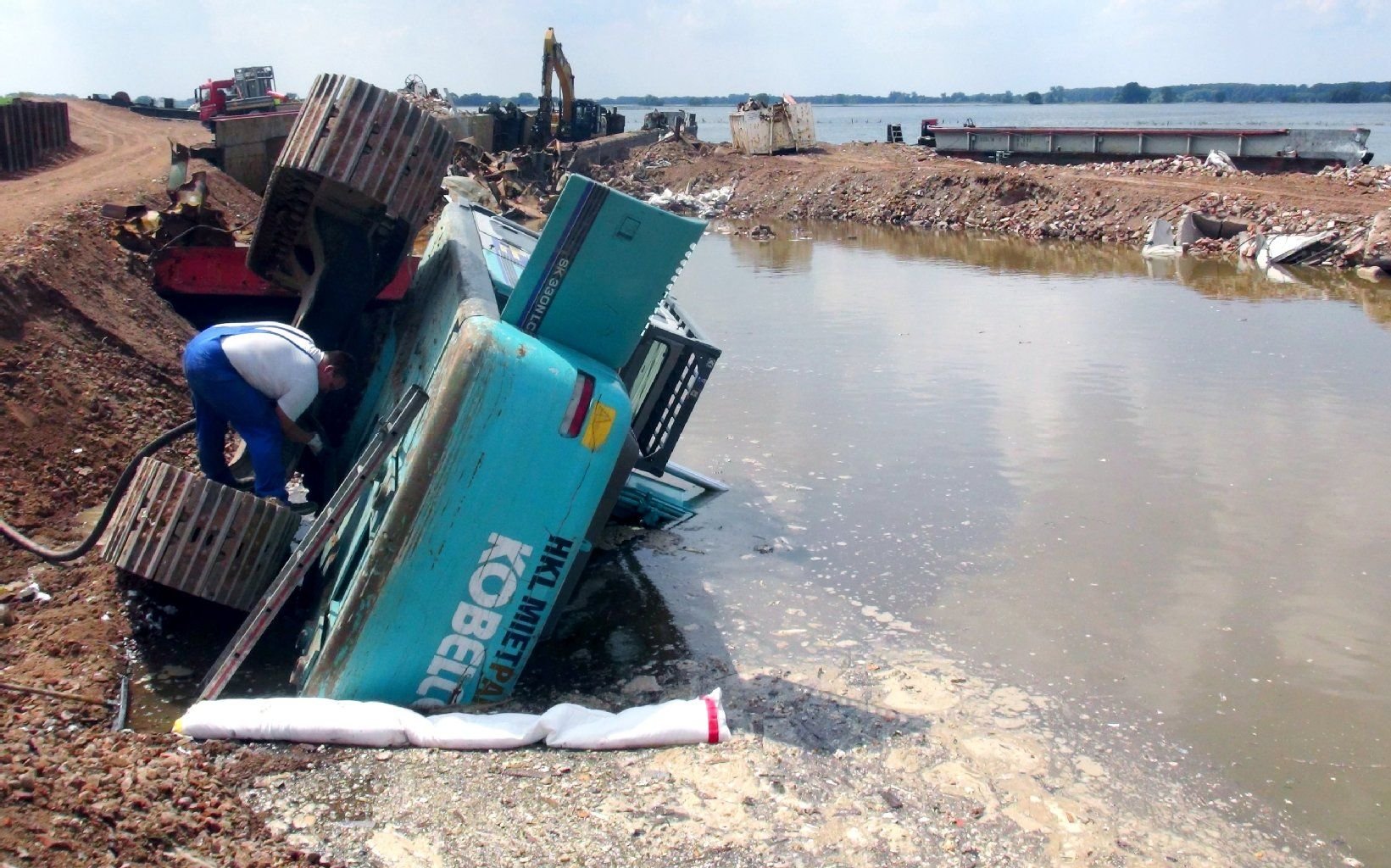 Ein Bagger ist am 2. Juli bei Fischbeck (Landkreis Stendal) bei Arbeiten am Hochwasserdeich direkt neben den versenkten Schiffen ins Rutschen gekommen und ins Wasser gestürzt. Der Fahrer konnte rechtzeitig abspringen.