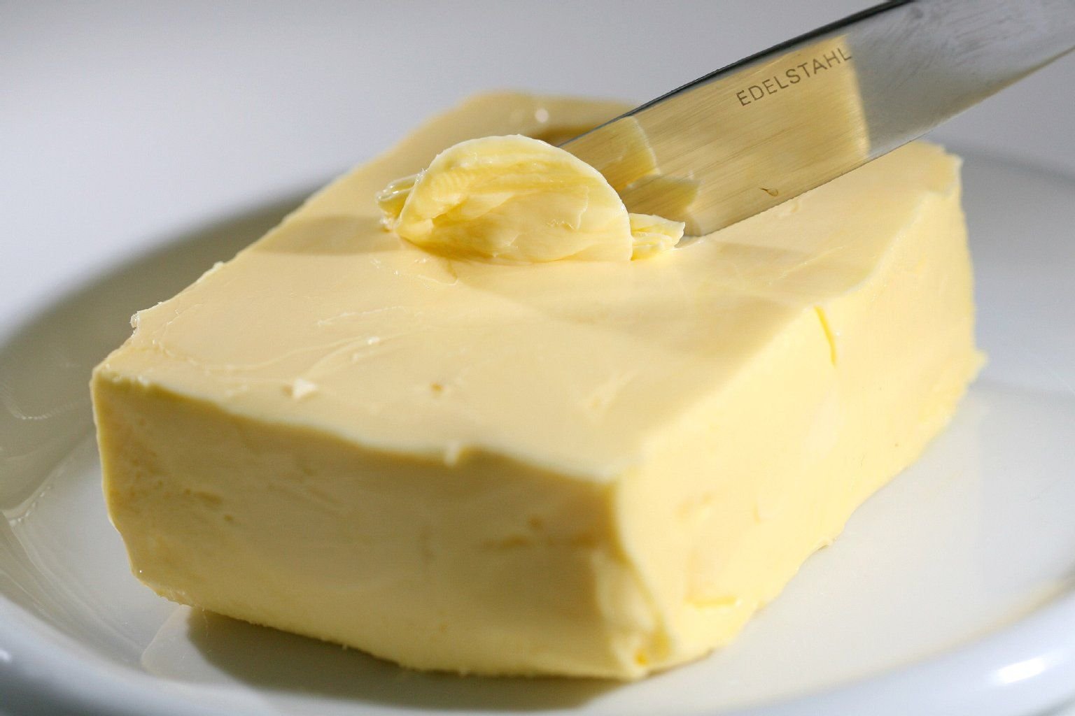 Alles in Butter? Wer Bulletproof-Coffee-Verfechtern glauben schenkt, sollte die fette Substanz in seinen Kaffee rühren.