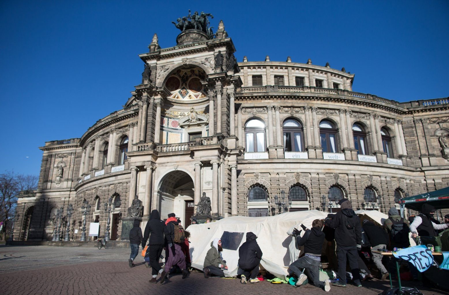 Flüchtlinge und Unterstützer räumen auf dem Theaterplatz vor der Semperoper in Dresden ein Protestcamp. Zuvor waren die Demonstranten mit einem Einspruch gegen die von der Stadt angeordnete Räumung des Zeltlagers gescheitert.