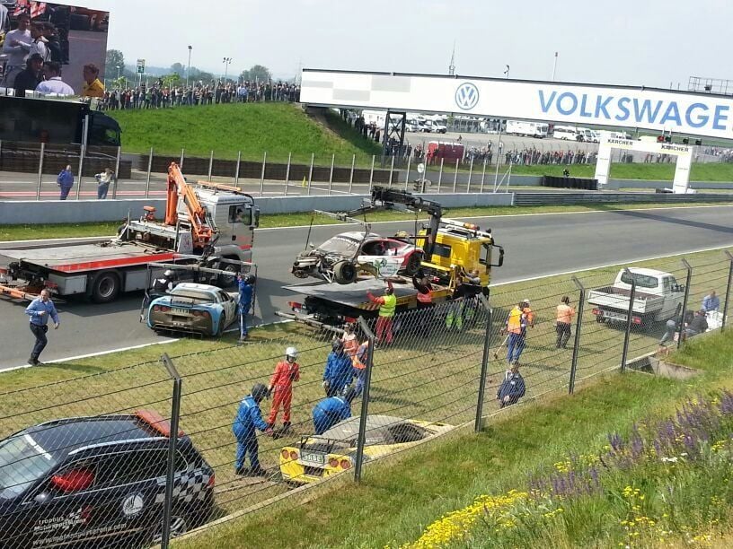 Aufräumarbeiten an der Unfallstelle: Direkt nach dem fliegenden Start gab es einen spektakulären Crash.