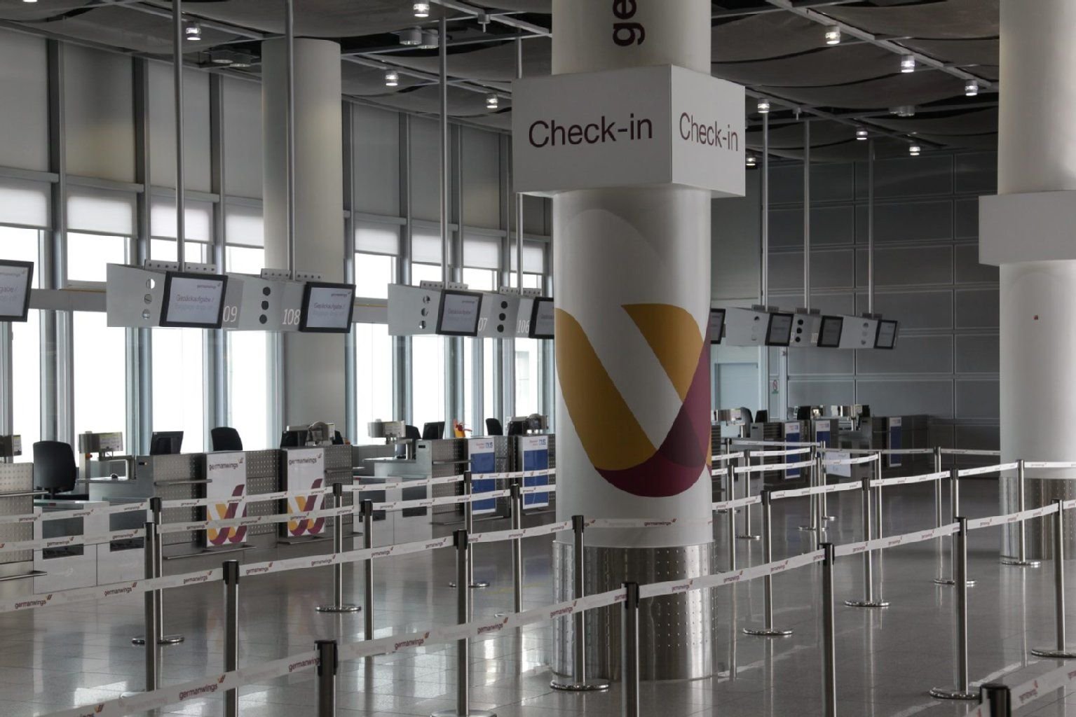 Von den 18 Schaltern von Germanwings in der ersten Etage sind nur vier oder fünf besetzt.