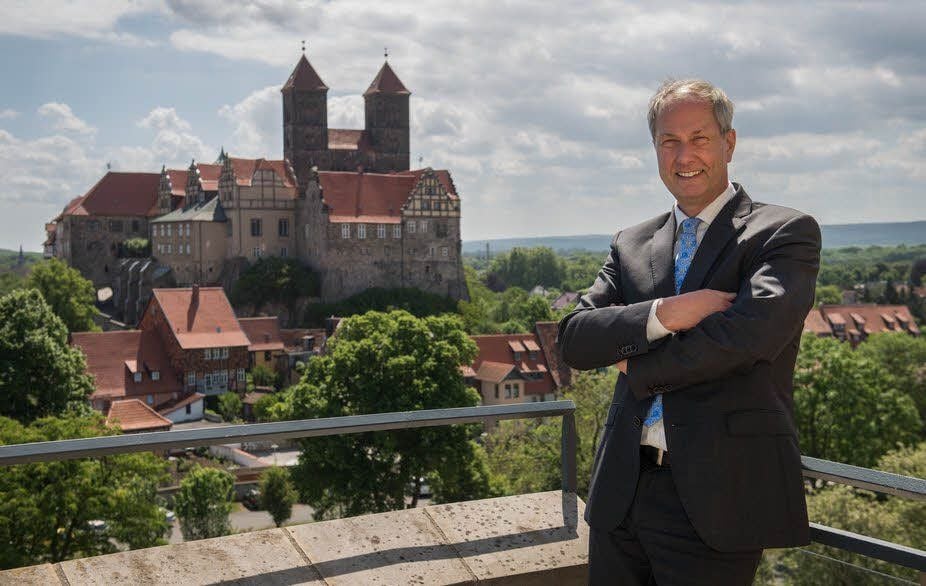 Die Geschichte im Rücken: Eberhard Brecht vor dem Quedlinburger Schlossberg.