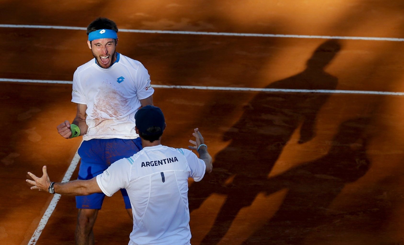 Leonardo Mayer (oben) bejubelt seinen Erfolg gegen Joao Souza