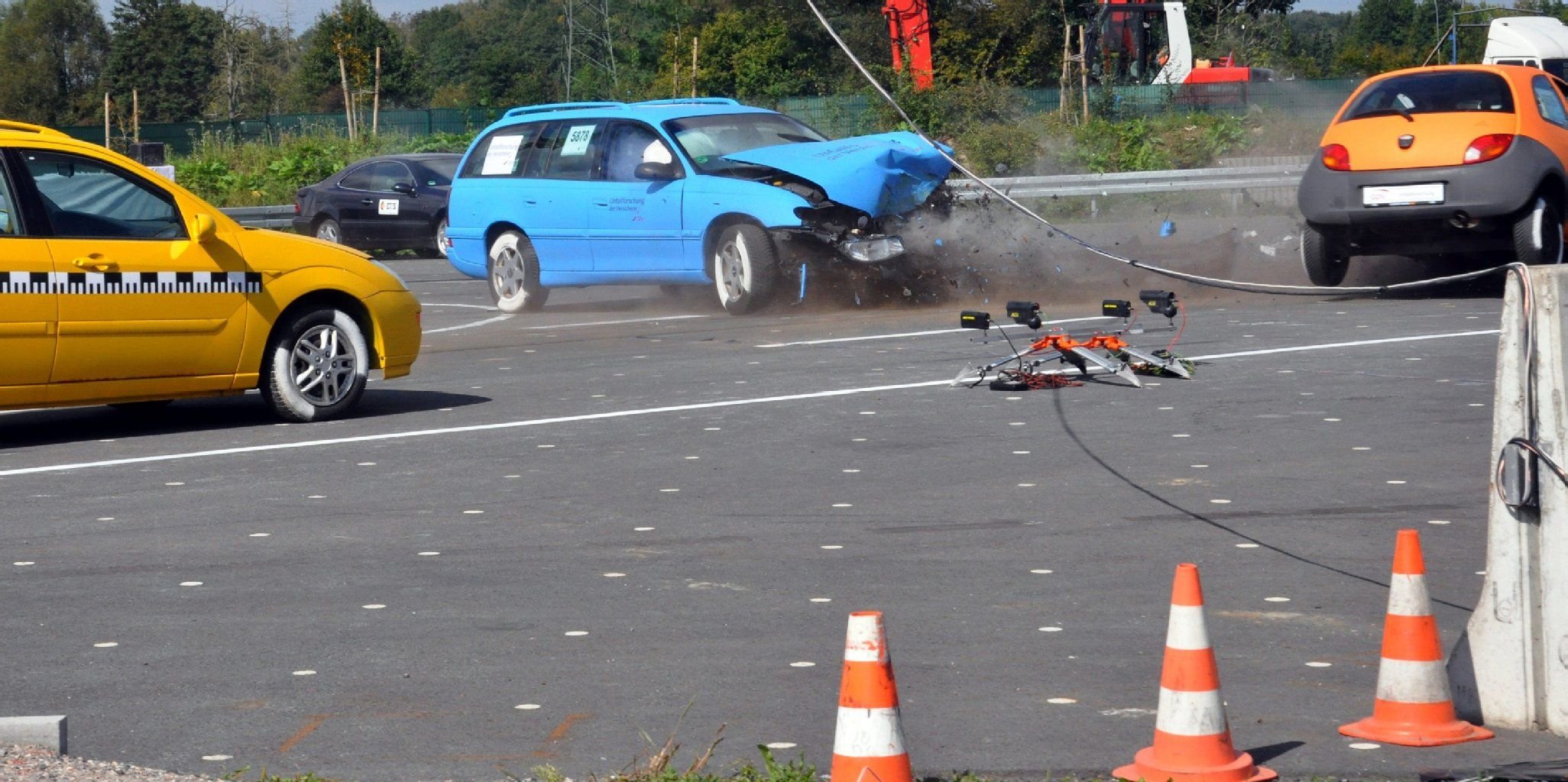 Auf dem Crashtestgelände in Münster wird am 11.09.2014 mit einer Versuchsanordnung eine Unfallsituation simuliert.
