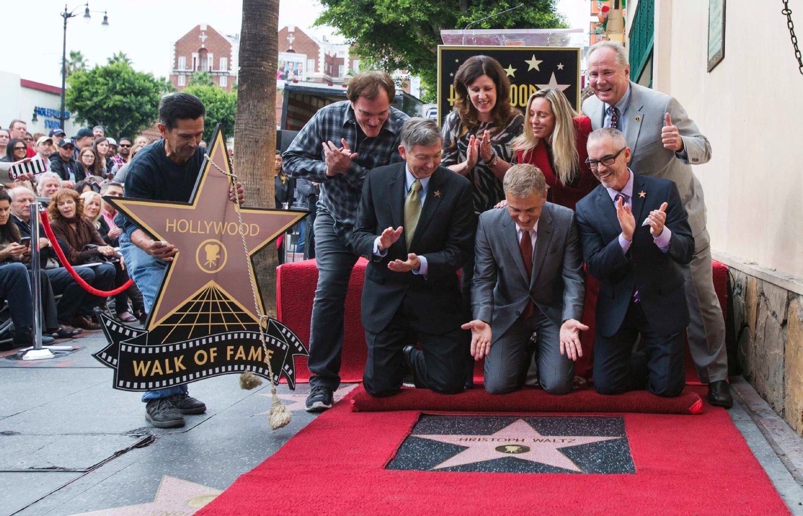 Christoph Waltz (Mitte vorne) freut sich über die Enthüllung seines Sterns auf dem Walk of Fame.