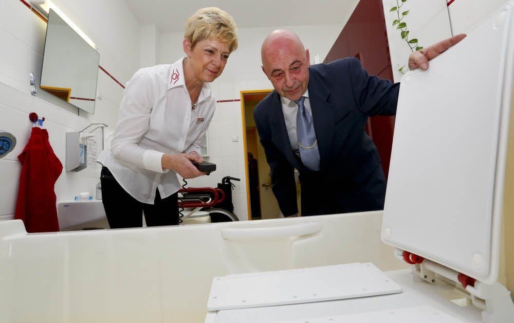 Stationsleiterin Sylke Mertens zeigt René Huth die Spezialwanne.