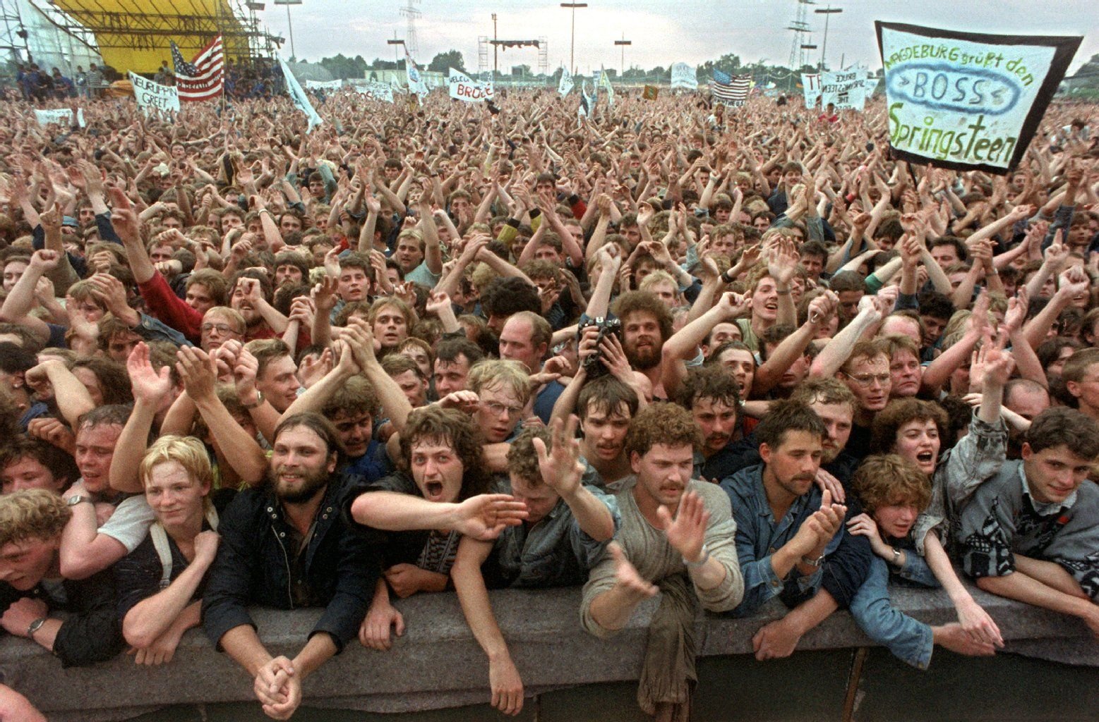 Eine Konzertkarte kostete 20 Ost-Mark: Begeisterte Zuschauer beim Konzert von Bruce Springsteen am 19. Juli 1988 in Berlin-Weißensee