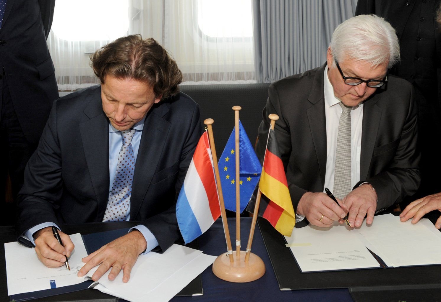 Bundesaußenminister Frank-Walter Steinmeier (r.) und sein niederländischer Amtskollege Bert Koenders unterschreiben den Vertrag zum Grenzverlauf.