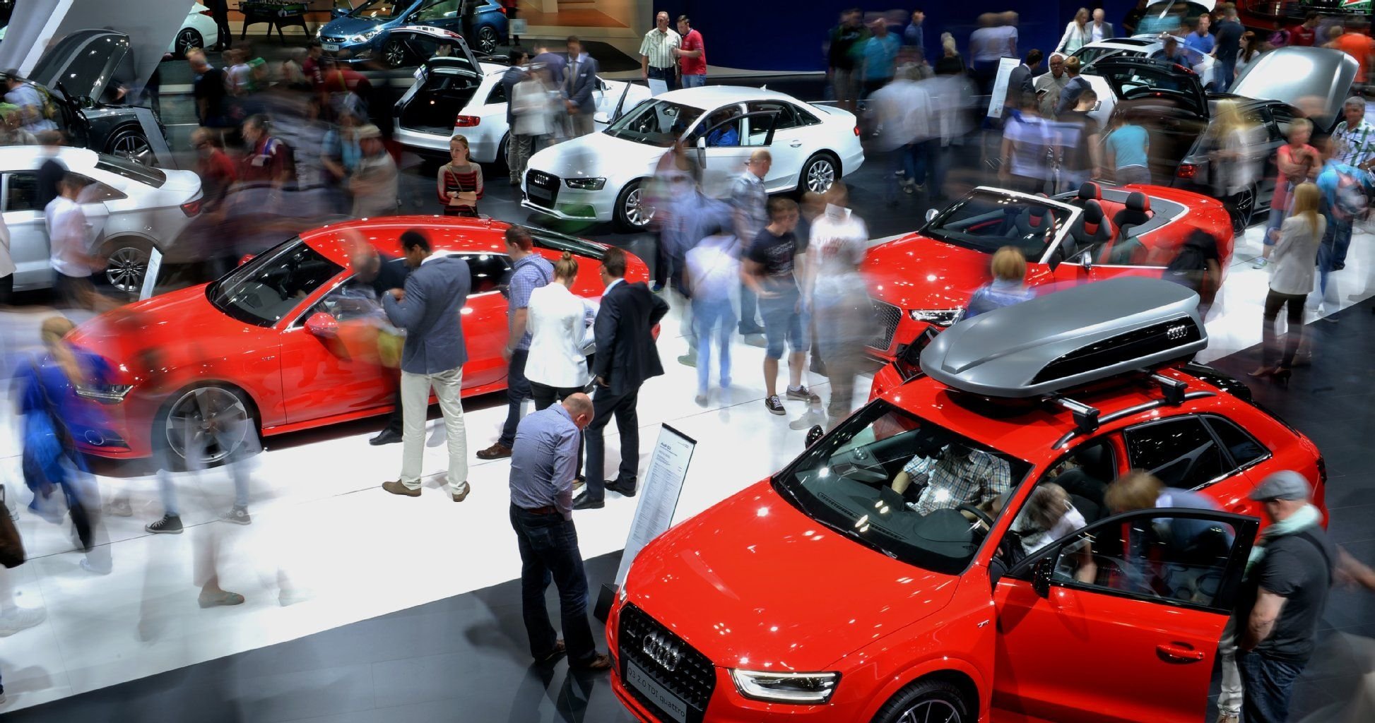 Besucher auf der Automesse "Auto Mobil International 2014" (AMI) in Leipzig (Sachsen).