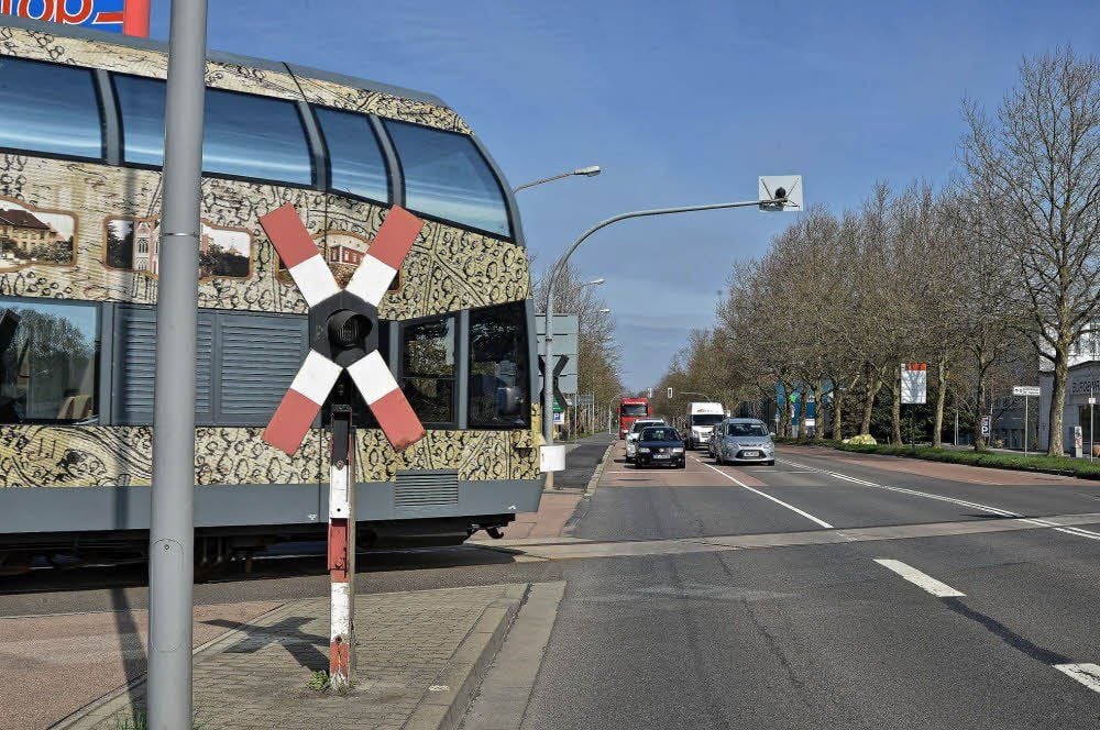 Achtung: Die Dessau-Wörlitzer Eisenbahn überquert die B184.