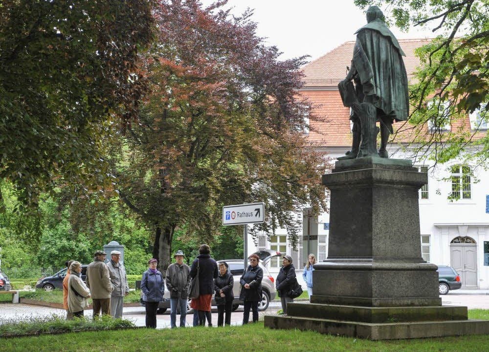 Wettertechnisch war die Premiere der Stadtführung „Per Sprichwort durch Köthen“ nicht nicht gerade einladend, dennoch fanden sich zehn Interessierte, die Gästeführerin Annette Thaut am Ludwigsdenkmal begrüßte.