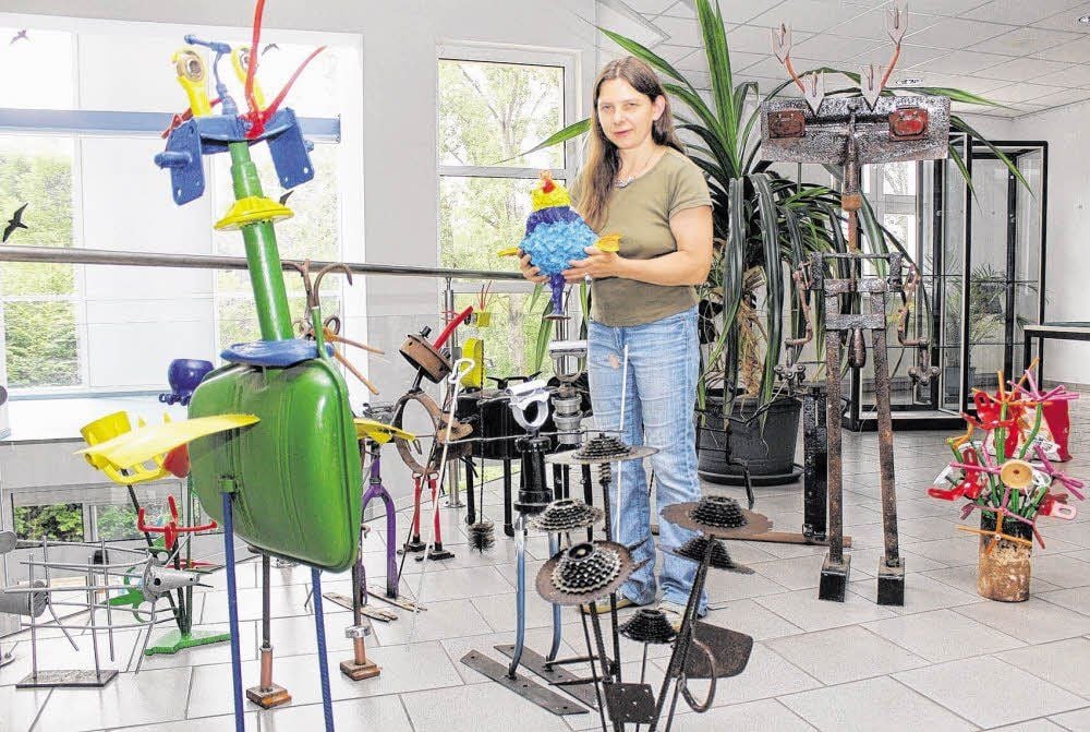 Julia Wally Wagner baut ihre Ausstellungsexponate auf.