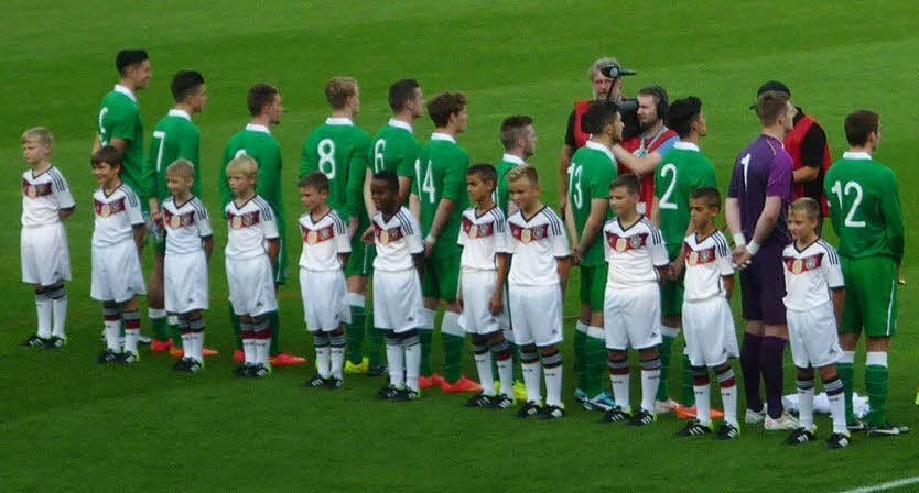 Die E-Jugend von Rot-Weiß Weißenfels durfte beim EM-Qualifikationsspiel der U21 in Halle mit der irischen Nationalmannschaft einlaufen.