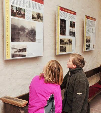 Kinder vor den Schautafeln in der Kirche