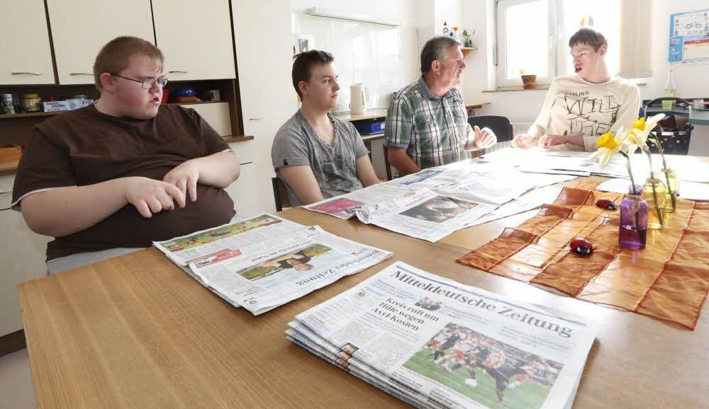Robert (l.) und zweimal Tobias aus der Berufsschulstufe 2 der Bitterfelder „Schule an der Kastanie“ mit Lehrer Meinhard Saage bei der morgendlichen Zeitungsschau.
