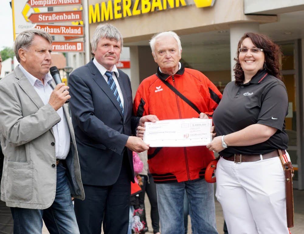Landrat Martin Skiebe übergab Werner Grundmann und Christin Rössing (v.l.) für die EM und WM-Teilnahme der Gernröder Spielleute 1 000 Euro.