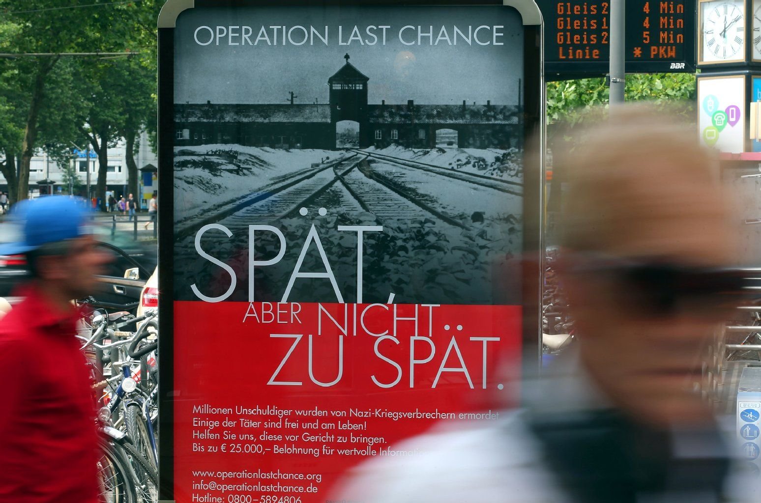 Ein Plakat, das um die Mithilfe bei der Suche nach Nazi-Verbrechern auffordert, hängt am 23.07.2013 in Köln (Nordrhein-Westfalen) in der Innenstadt.