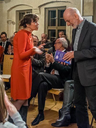 Deutschlehrerin Claudia Schwiefert-Damm begrüßt Oberbürgermeister Eckhard Naumann.