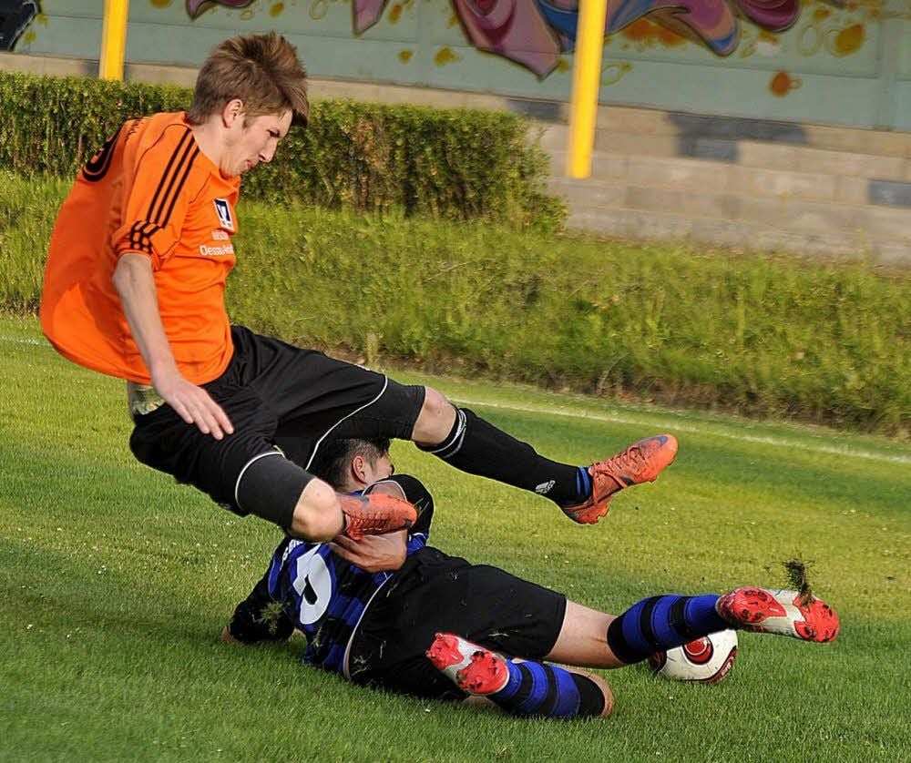 Keine Chance an den Ball zu kommen, hat hier der Gräfenhainichener Angreifer Paul Burmeister. Kevin Elflein (am Boden) vom 1. FC Bitterfeld-Wolfen ging mit seiner Mannschaft als 2:0-Gewinner vom Platz.
