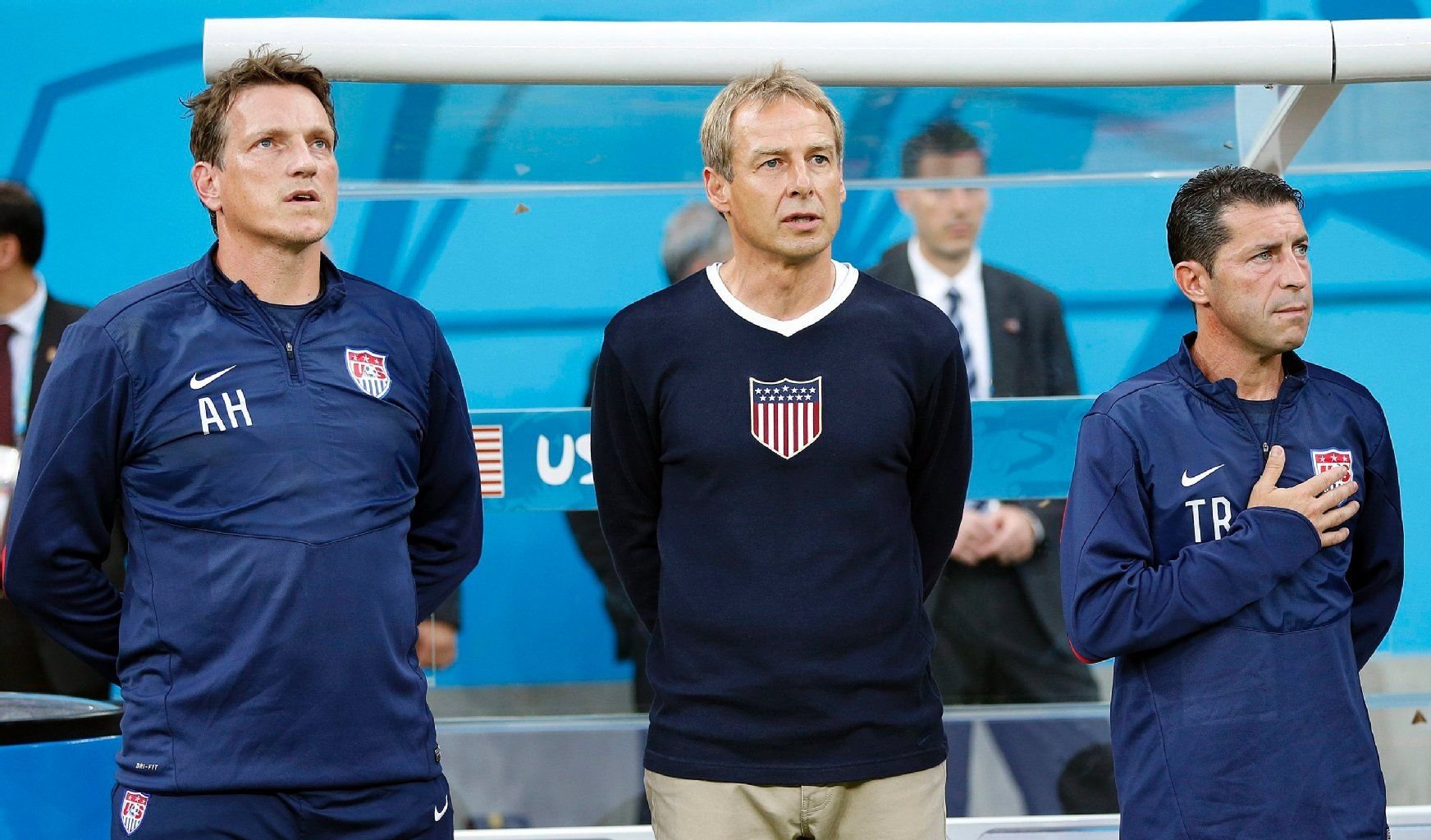 US-Coach Jürgen Klinsmann (Mitte) bei der Hymne.