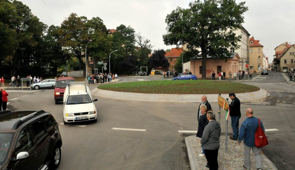 Der Kreisverkehr am Kalktor in Zeitz ist fertig, offiziell übergeben und der Verkehr rollt.