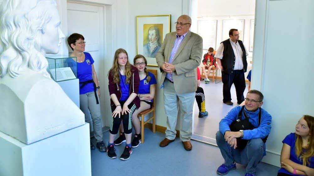 Die radelnden Schüler aus Menteroda in Thüringen besuchten gestern auch die Novalis-Gedenkstätte in Weißenfels.