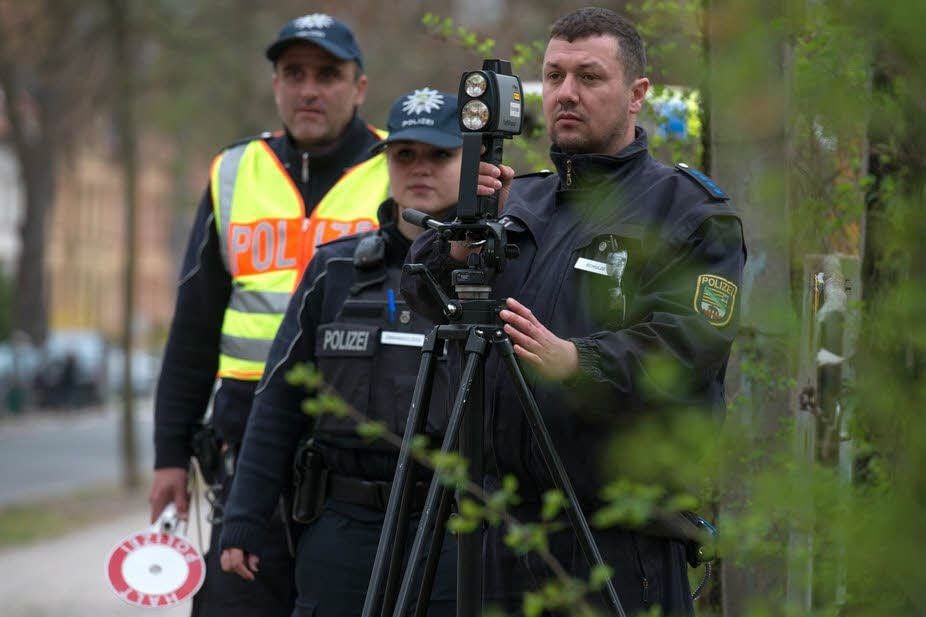 Eric Voigt, Ioanna Emmanouilidou und Nico Schulze (v.l.) machten am Donnerstag in der Quedlinburger Lindenstraße Jagd auf Raser.