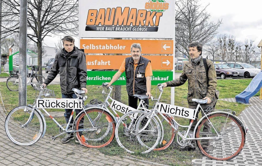Vor dem Baumarkt mit den Rädern stehen v.l.n.r. Lukas Fischer (Umweltamt), Michael Globig (Globus) und Hartmut Neuhaus (Umweltamt).