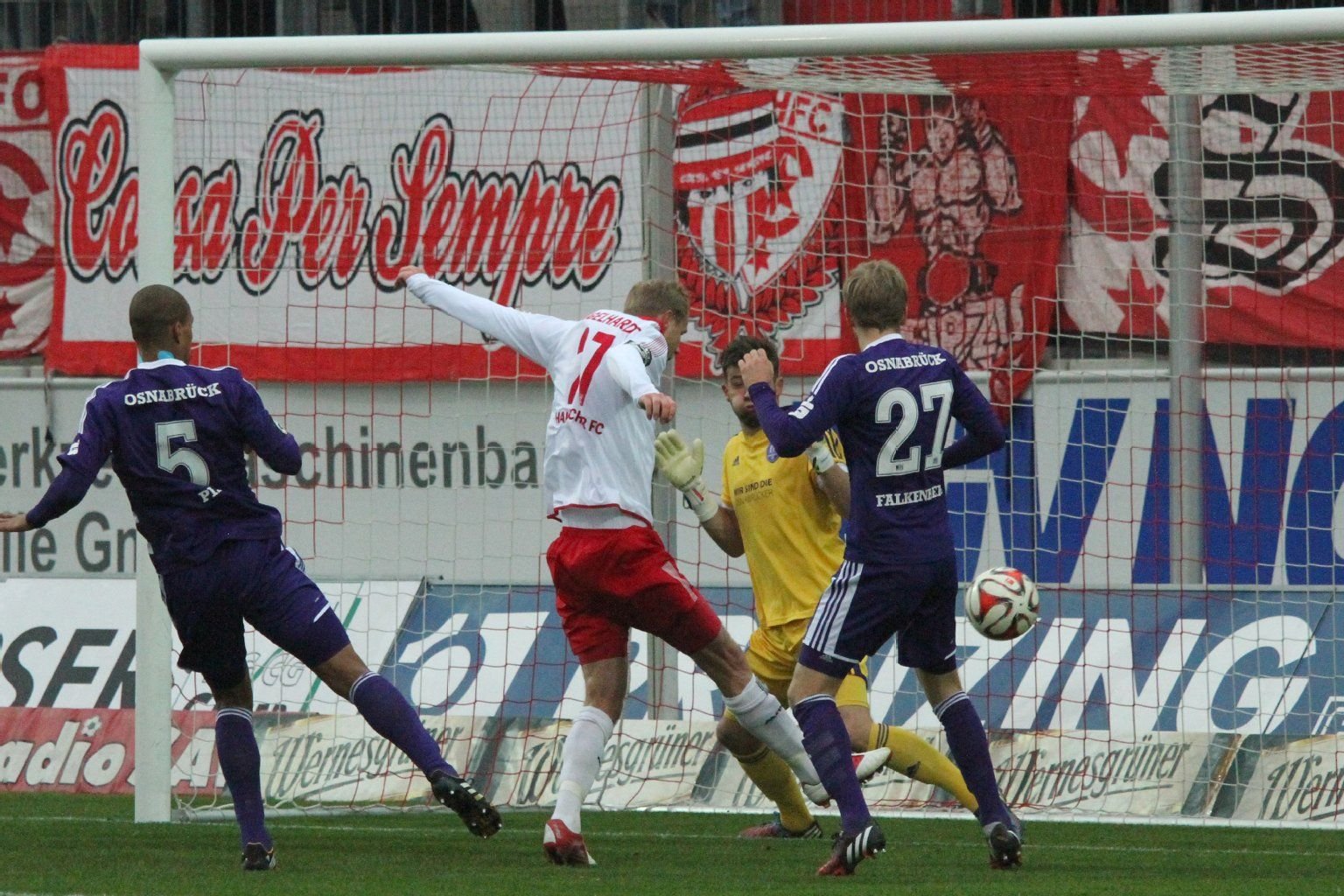 Marco Engelhardt im Strafraum des Gegners.