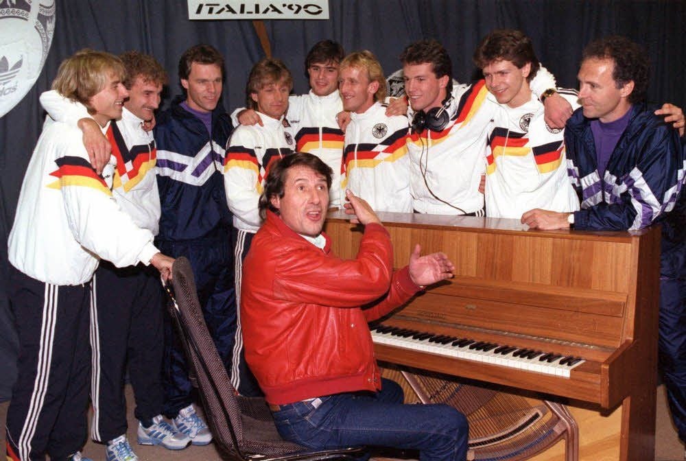 Die deutsche Nationalmannschaft nahm mit Udo Jürgens 1990 Lieder auf.