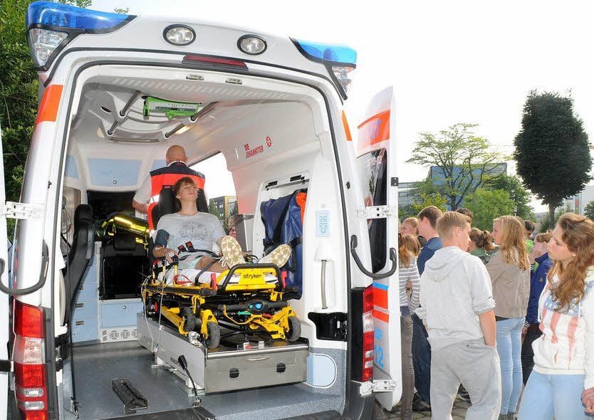 Schüler besichtigen einen Rettungswagen bei einer Veranstaltung zum Thema Telemedizin im Rahmen des Technik-Sommercamps 2012.
