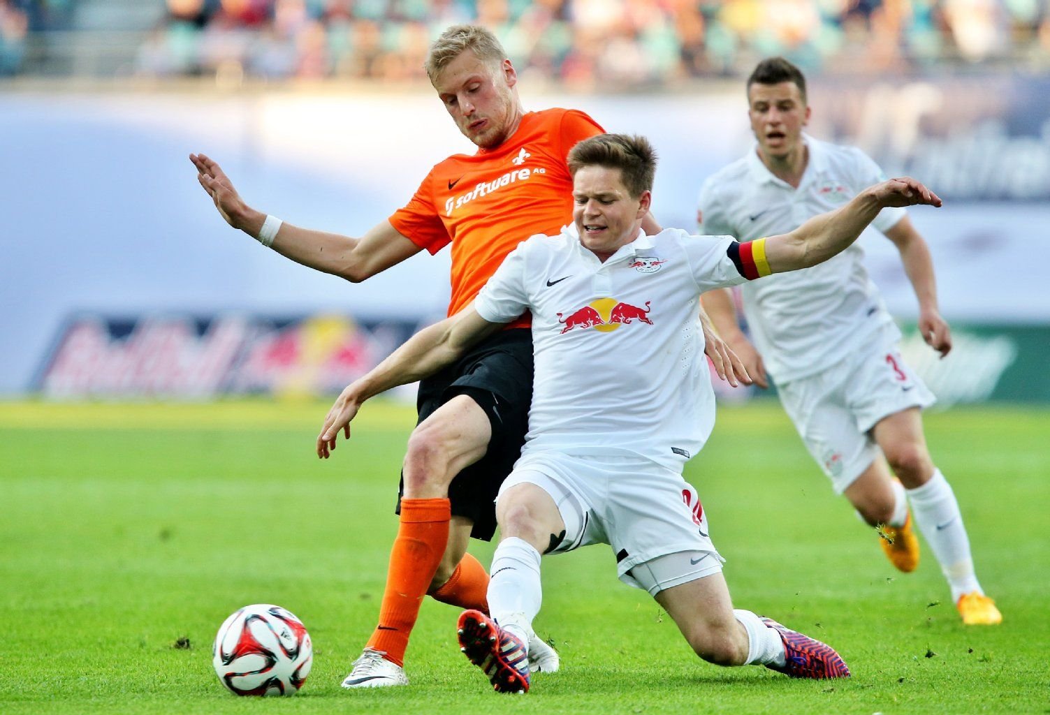 Der Leipziger Kapitän Dominik Kaiser (r) im Duell mit Darmstadts Hanno Behrens