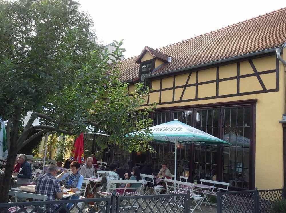 Ein lauschiger Platz bei schönem Wetter ist der Freisitz der Orangerie in Großjena.