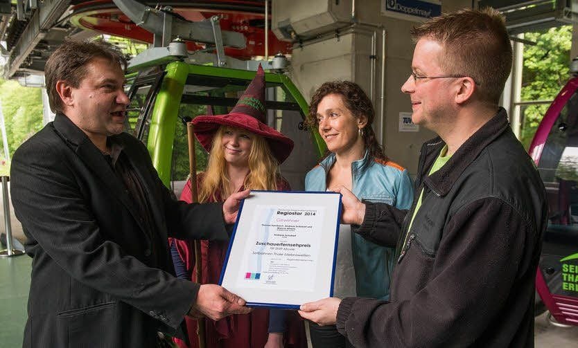 RFH-Geschäftsführer Marcus Ahrens (links) überreicht Mike Zedschack die Urkunde zum 1. Preis in der Kathegorie „Zuschauerpreis“ des Wettbewerbes „Regiostar 2014“.