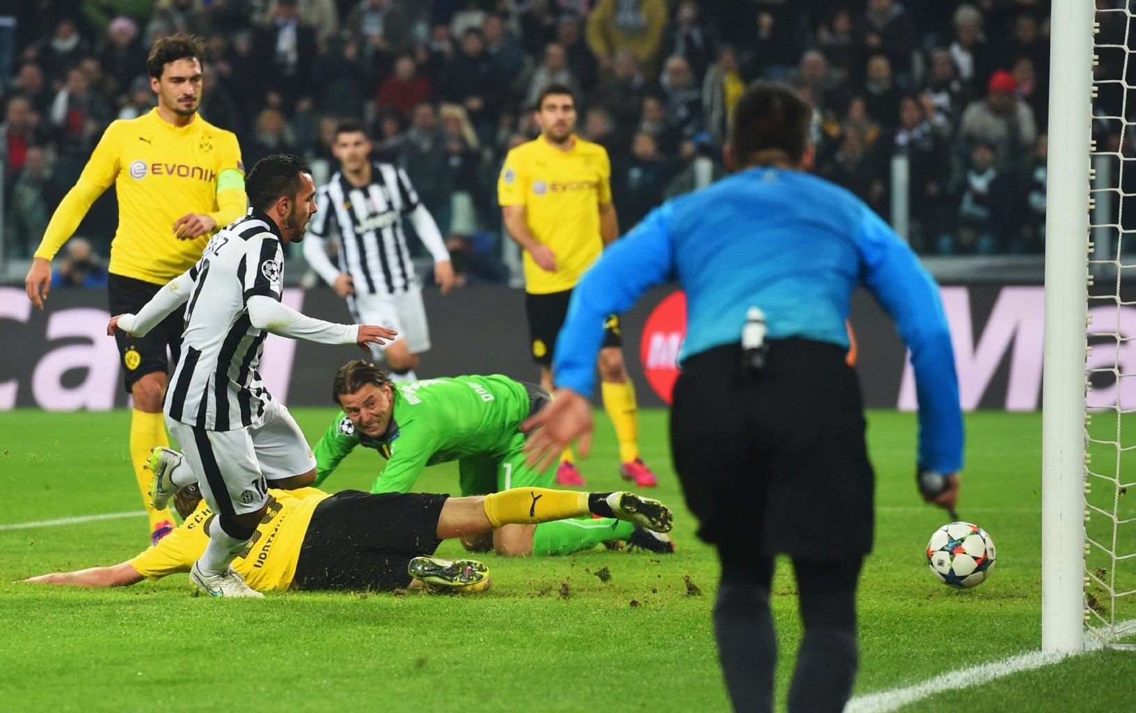 Carlos Tevez trifft zum 1:0 für Turin.
