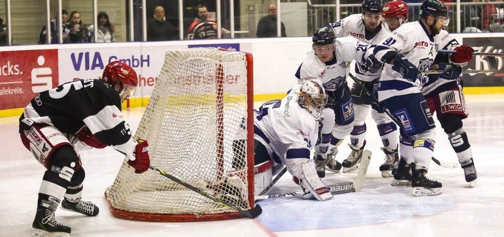 Georg Albrecht (l.) erzielt per „Bauerntrick“ - von hinten ums Tor - die 3:2-Führung der Saale Bulls.