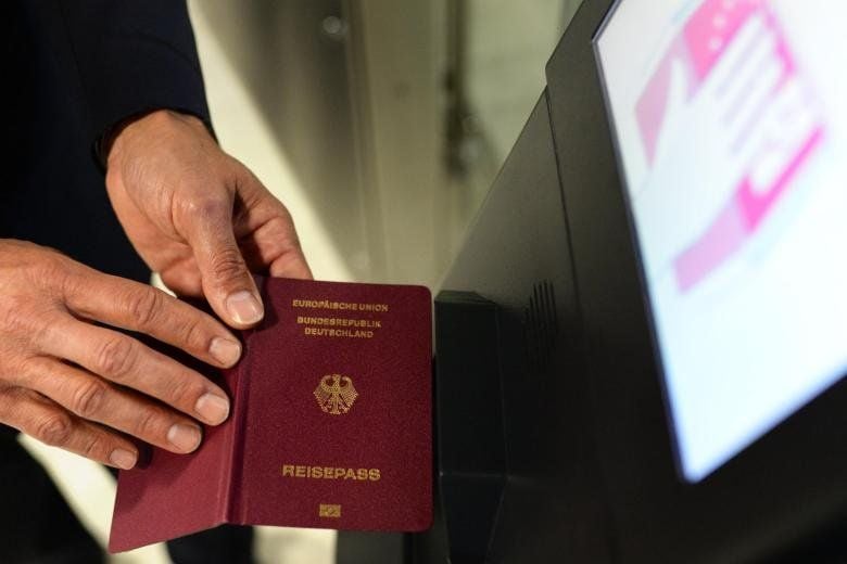 Die automatische Passkontrolle soll Wartezeiten am Flughafen für Passagiere verringern.