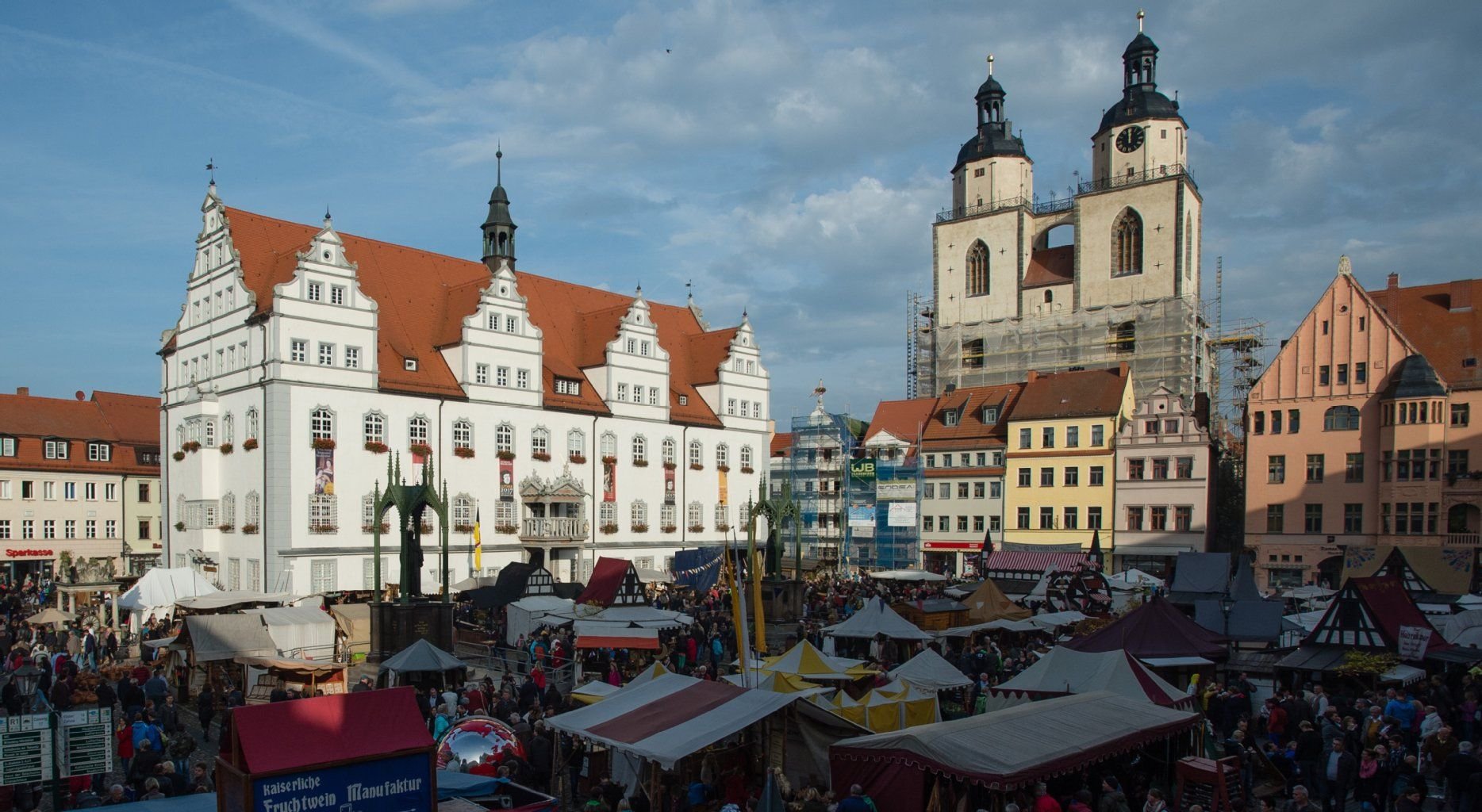 Den Reformationstag feiern Bürger auf dem gefüllten Marktplatz vor dem Rathaus (l.) und der Marktkirche (r) am 31.10.2014 in der Lutherstadt Wittenberg (Sachsen-Anhalt). Des Reformators Martin Luther (1483-1546) Thesenanschlag an die Wittenberger Schlosskirche am 31. Oktober 1517 gilt als Startpunkt der Reformation und die Entstehung der protestantischen Kirche.