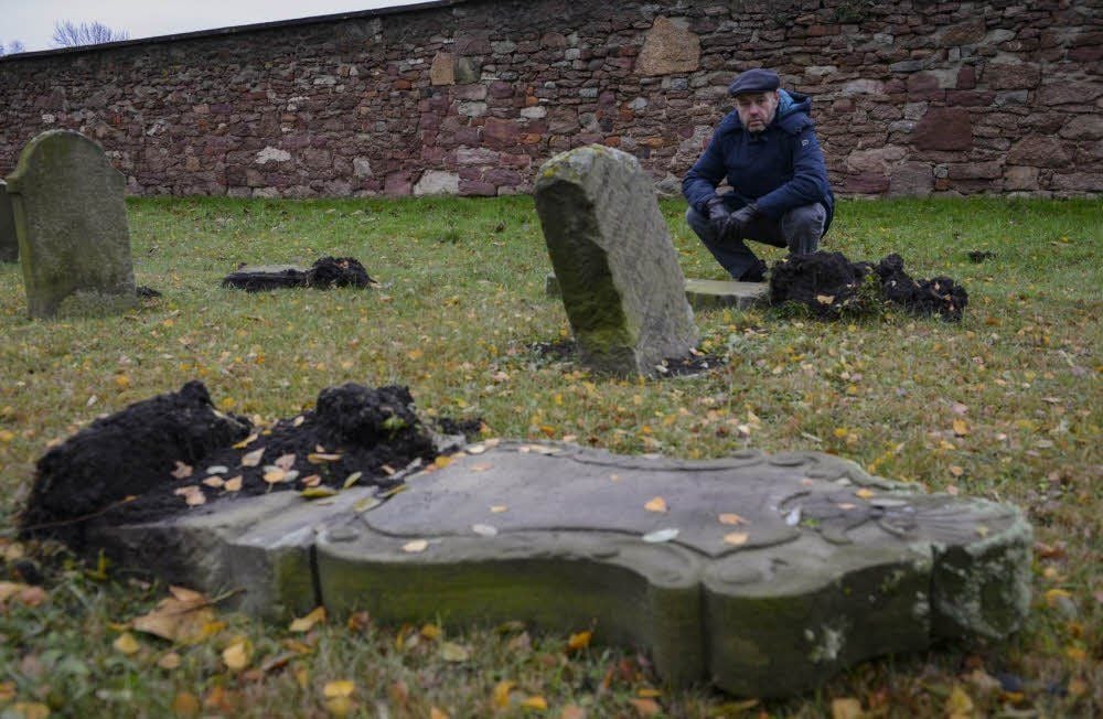 Max Privorozki, Vorsitzender des Landesverbandes jüdischer Gemeinden in Sachsen-Anhalt, schaute sich am Donnerstag beschädigte Gräber an.