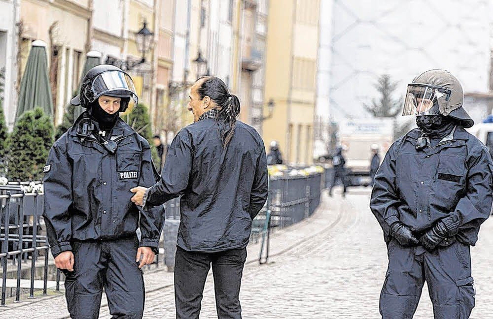 Abgesperrte Coswiger Straße: Durch darf der, dem der ganze Trubel gilt: „Imperator“ Peter Fitzek.