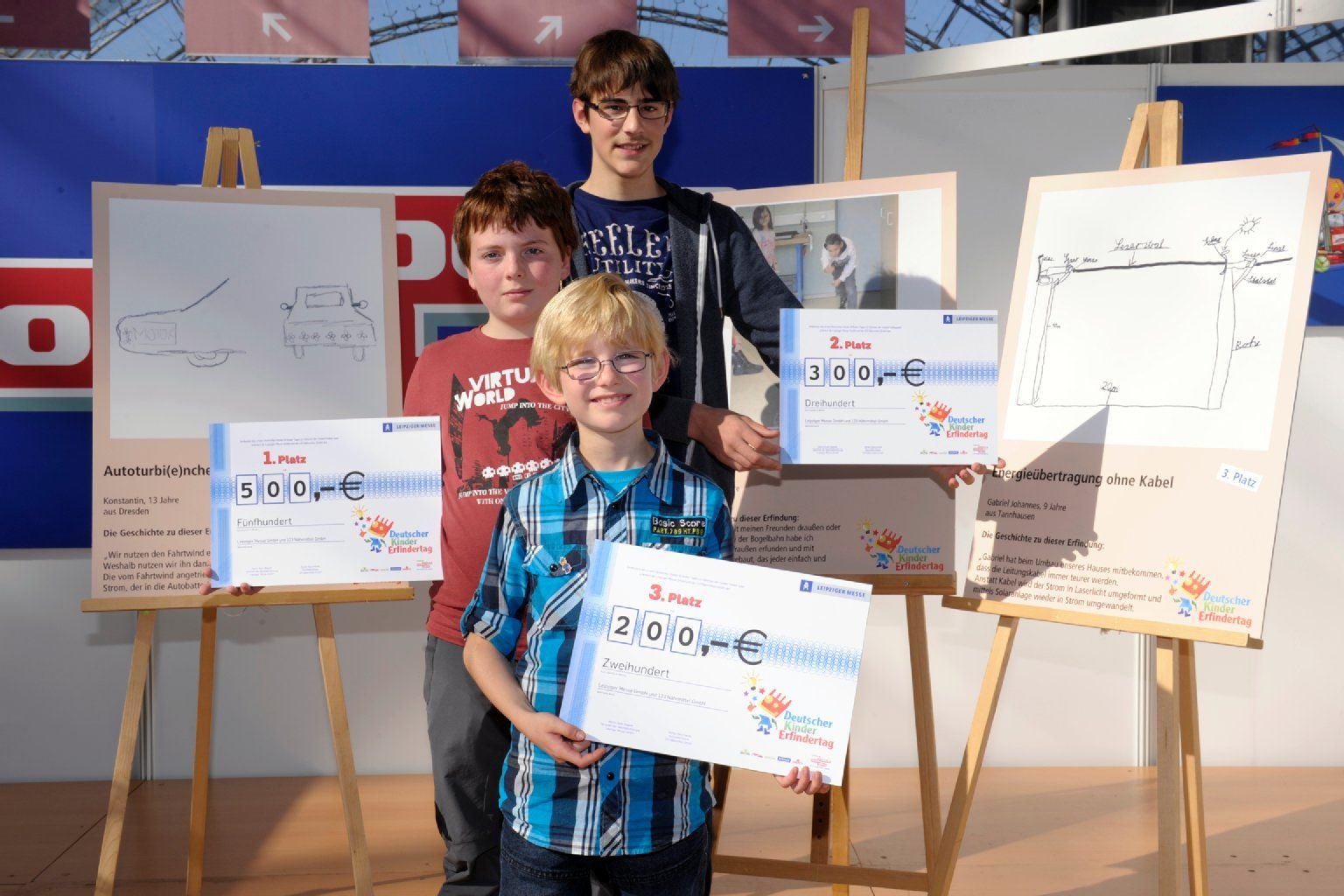 Beim Kinder-Erfinder-Wettbewerb belegte Alexander Kies (12 Jahre, Mitte) den ersten Platz, Konstantin Schröter (13 Jahre, hinten) Platz 2 und Gabriel Johannes Schuh (9 Jahre, vorn) Platz 3.